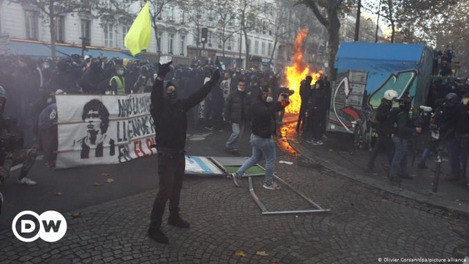متظاهرون يضرمون النار في أحد المقاهي بساحة الباستيل وسط باريس