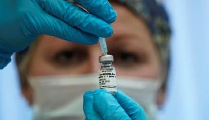 رئيس وزراء فرنسا يعد بجعل التطعيم ضد كورونا مجانياً