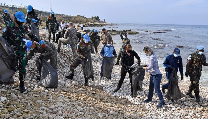 جنود اليونيفيل شاركوا في تنظيف الشاطىء في الناقورة