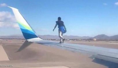 بالفيديو: الشرطة تعتقل رجلا صعد “فوق جناح الطائرة”