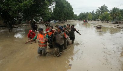 مقتل 5 أشخاص بفيضانات في إندونيسيا