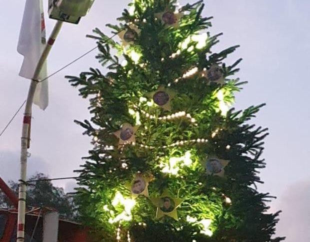 أهالي شهداء إطفاء بيروت أضاءوا شجرة الميلاد في الكرنتينا