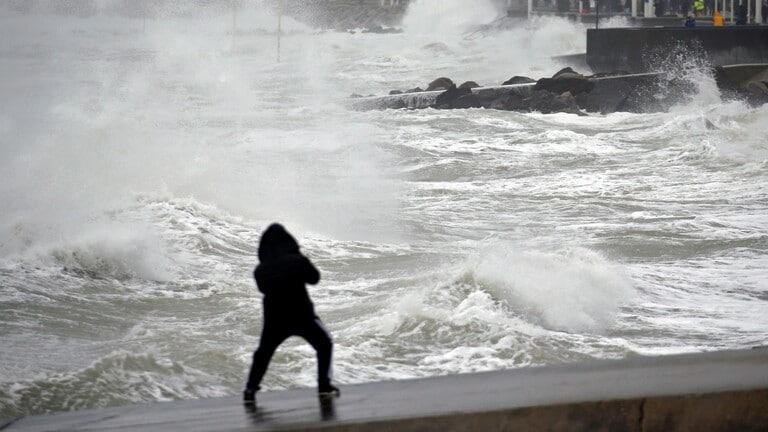 18 ألف منزل في فرنسا من دون كهرباء جراء العاصفة بيلا