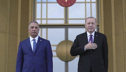بالفيديو: أردوغان يرتب قميص الكاظمي!
