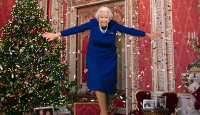 بالفيديو: ملكة بريطانيا كما لم تروها من قبل.. ترقص على مكتبها!