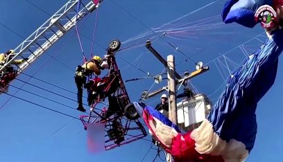 بالفيديو: “سانتا كلوز” عالق على عمود كهربائي في كاليفورنيا!