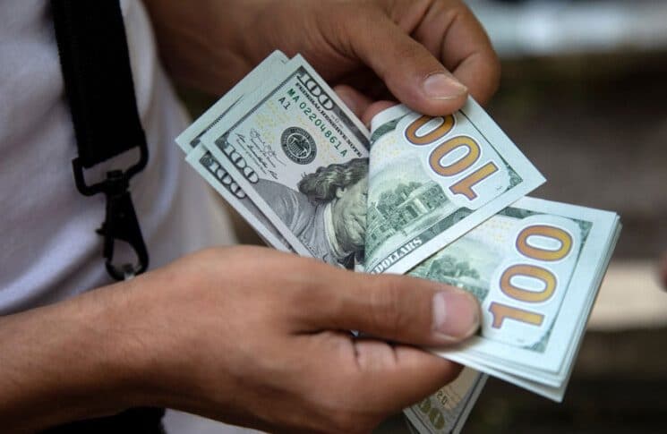 إرتفاع ملحوظ في سعر الدولار اليوم