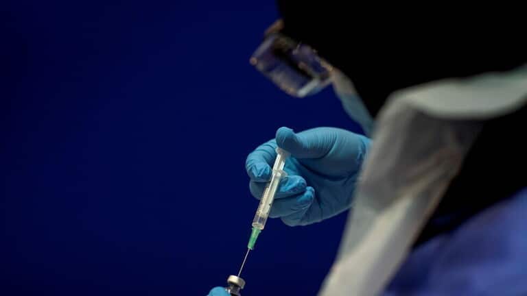 بريطانيا: تطعيم 140 شخصًا كل دقيقة ضد كورونا