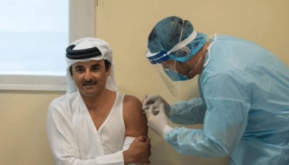 بالفيديو: أمير قطر يتلقى لقاح كورونا ويشجع أفراد المجتمع على التطعيم