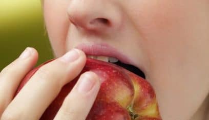 تناول تفاحة في اليوم يساعد على خسارة 5 كلغ سنويا