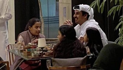بالصور والفيديو: امير قطر برفقة بناته في المطعم!