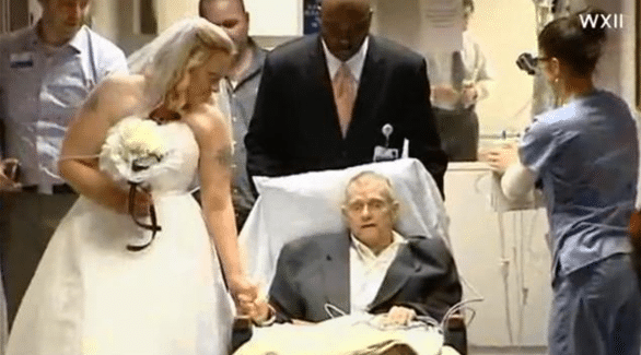 أميركية تقيم زفافها في المستشفى الذي يحتضر فيه والدها