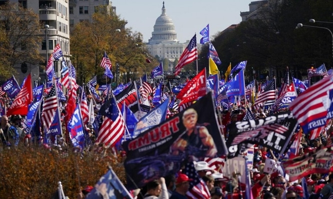 احتشاد عشرات الآلاف من أنصار ترامب وسط واشنطن