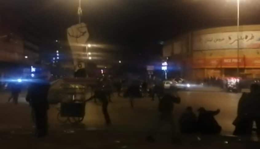 محتجون رشقوا سرايا طرابلس بالحجارة والقوى الامنية تدخلت لابعادهم