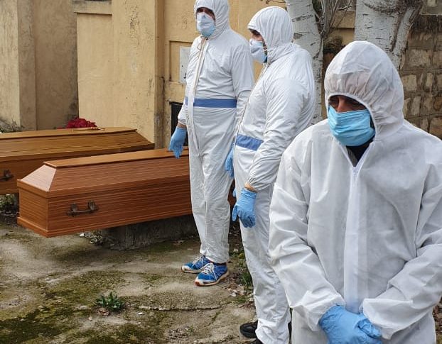 تحضير فريق متطوع في القبيات مهمته دفن موتى كورونا
