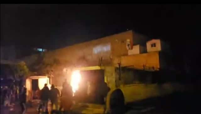مواجهات بين عدد من المتظاهرين والقوى الامنية في محيط سرايا طرابلس