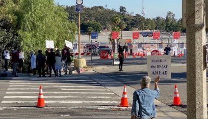 محتجون يعطلون العمل بمركز للتلقيح في لوس أنجلوس