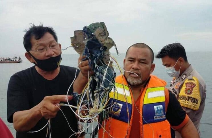 أندونيسيا تعلن تحطم الطائرة المنكوبة بشكل كامل..
