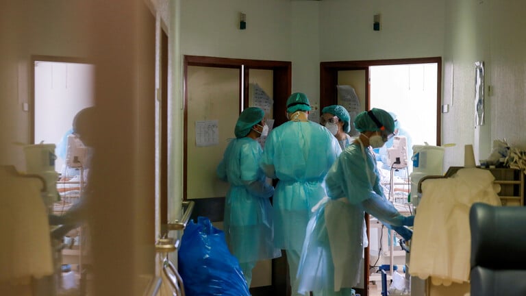 مستشفيات البرتغال تواجه “حرباً” مع الزيادة الحادة في إصابات كورونا