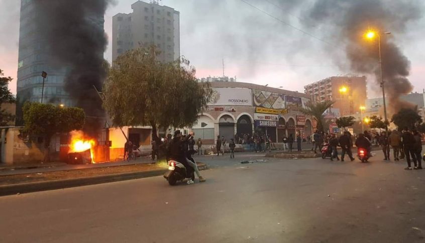 الجيش يتقدم إلى أمام بوابة سرايا طرابلس لمنع المحتجين من اختراقها