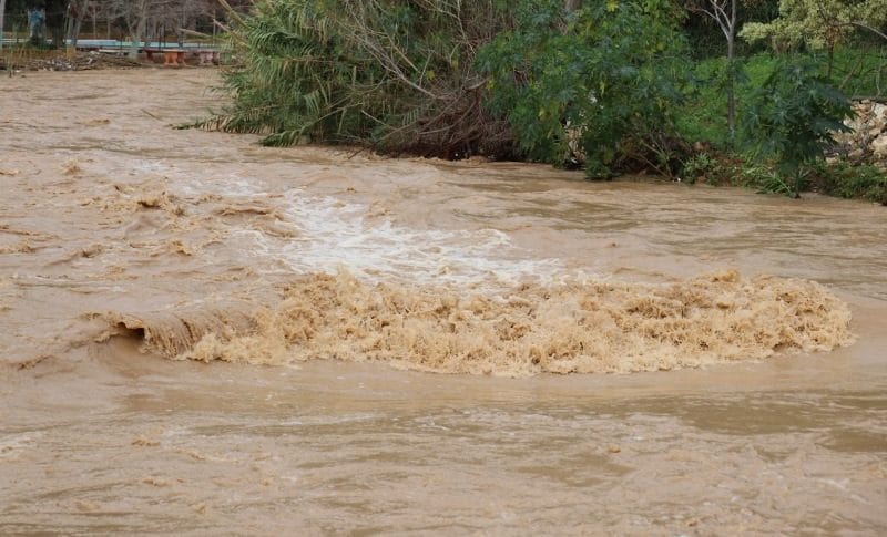 قصف بالقنابل العنقودية  لمجرى نهر الليطاني خراج بلدة بلاط