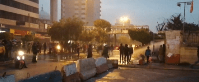 الاحتجاجات مستمرة في طرابلس.. ومسيرة راجلة جابت الشوارع