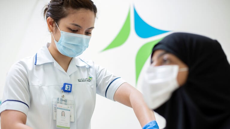 دبي تبدأ التطعيم بلقاح “سينوفارم” الصيني ضد كورونا