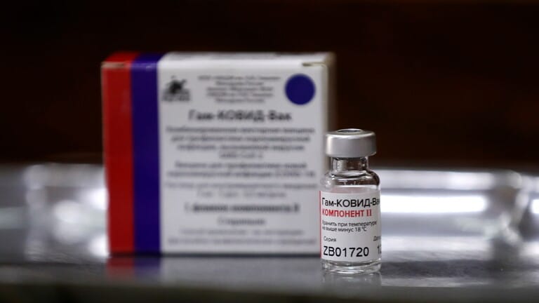 إيران تعلن عن موعد وصول اللقاح الروسي ضد كورونا