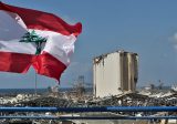أهالي ضحايا انفجار مرفأ بيروت تجمعوا أمام تمثال المغترب