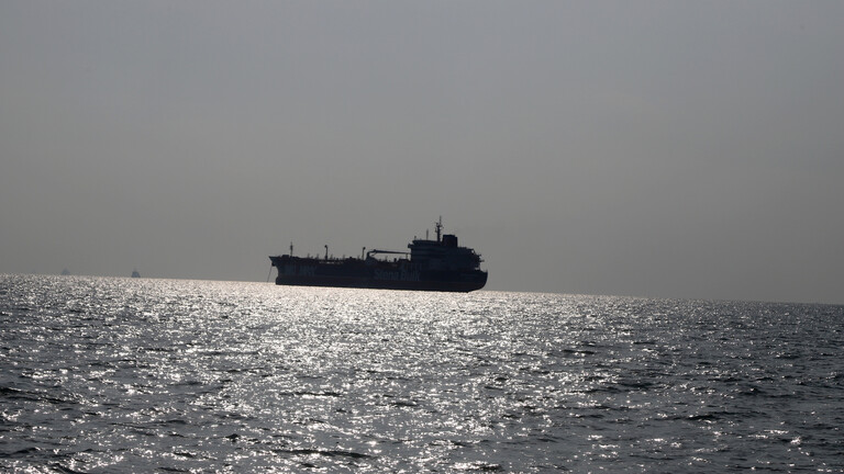 مسؤولون أميركيون يتفقدون السفينة المستهدفة بانفجار في خليج عمان