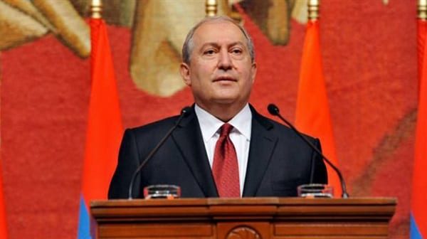 الرئيس الأرمني يرفض إقالة قائد الأركان لديه
