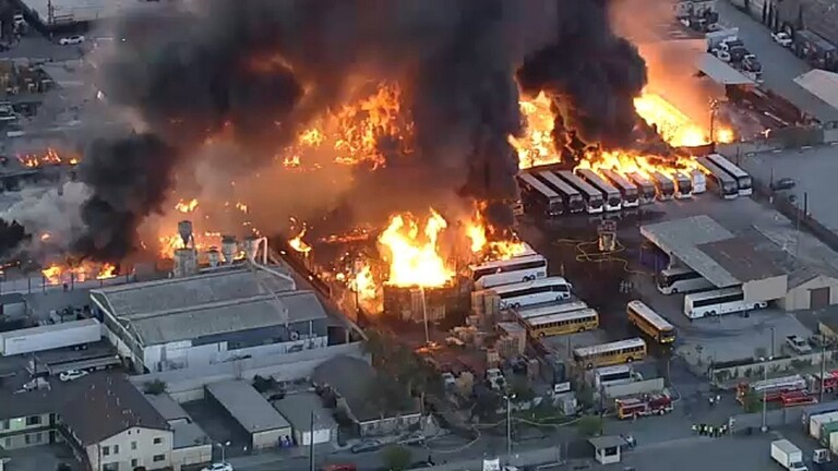بالفيديو: حريق ضخم يلتهم عشرات الحافلات في كاليفورنيا