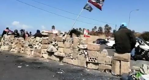 بالفيديو: بناء جدار من قبل المحتجين على طريق البالما-طرابلس