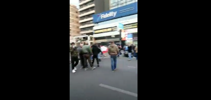 بالفيديو: محتجون يقطعون أوتوستراد الزلقا