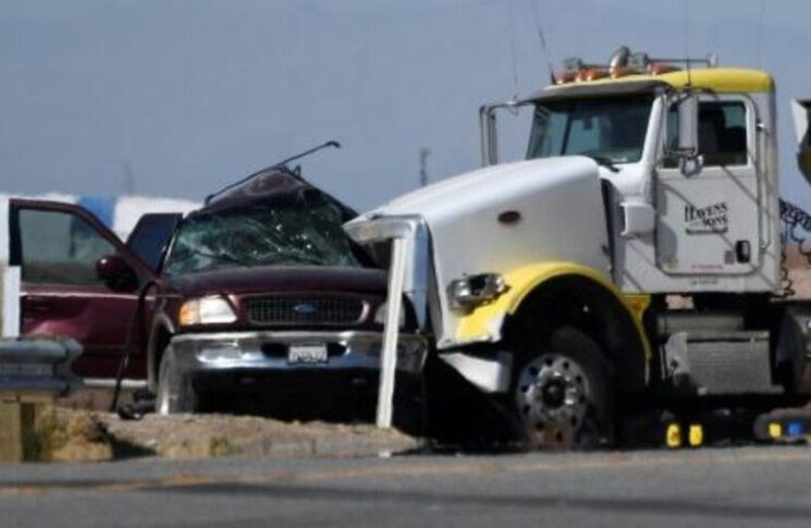 مقتل 13 شخصاً في اصطدام شاحنة بسيارة محشوة بالركاب في كاليفورنيا