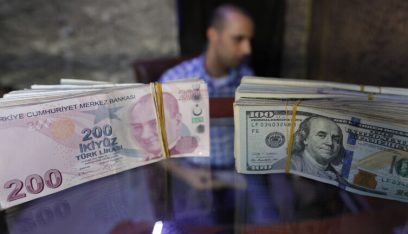 الليرة التركية تهوي بنسبة 17 بالمئة مقابل الدولار