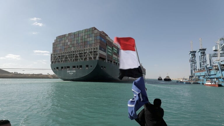 النفط يهبط مع فتح قناة السويس