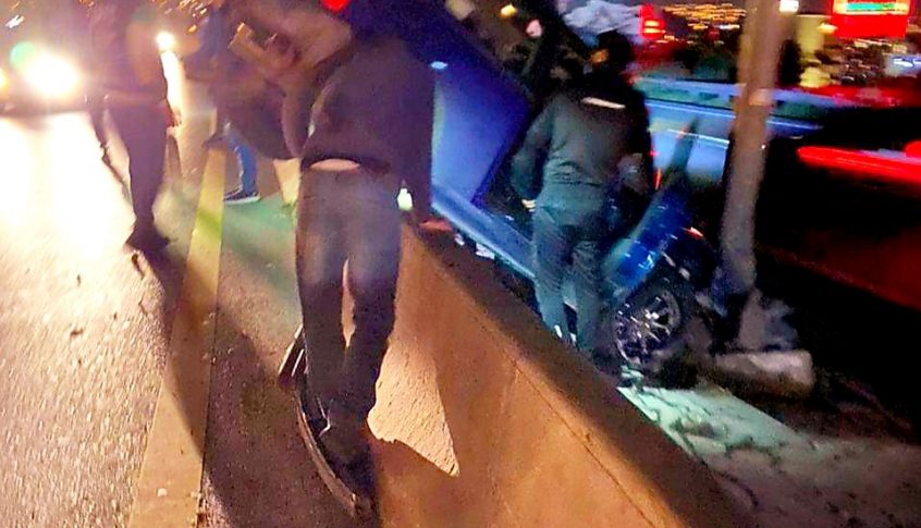 انقلاب سيارة على أوتوستراد الكازينو المسلك الغربي تسببت بزحمة سير خانقة