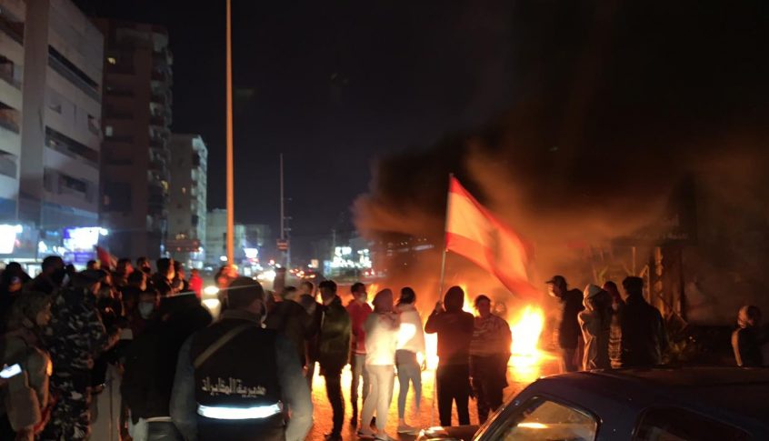 محتجون قطعوا السير على اوتوستراد صور باتجاه صيدا بالإطارات المشتعلة