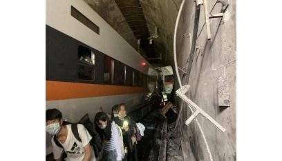 في تايوان.. حادث قطار وعشرات القتلى!