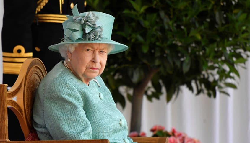 الملكة إليزابيث تستأنف مهامها بعد أربعة أيام على وفاة زوجها