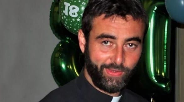 كاهن إيطالي يعلن أمام المصلين تخليه عن الكهنوت بدافع “الحب”
