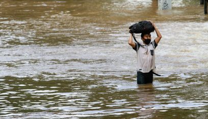 مقتل 20 شخصا على الأقل جراء انهيارات طينية وفيضانات في إندونيسيا