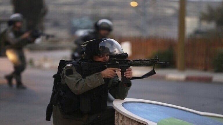 إصابة طفل فلسطيني بعينه برصاص العدو الإسرائيلي في الخليل