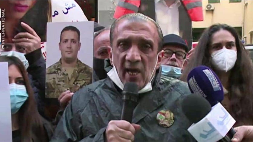 أهالي ضحايا انفجار المرفأ يحتجون على موقف نعمة بالاعتصام أمام منزله(فيديو)