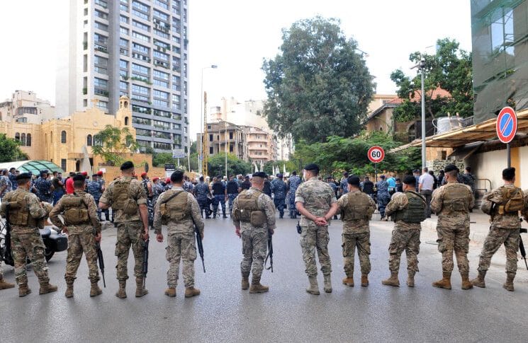 الجيش يمنع محتجين من قطع طريق بيروت طرابلس عند البالما