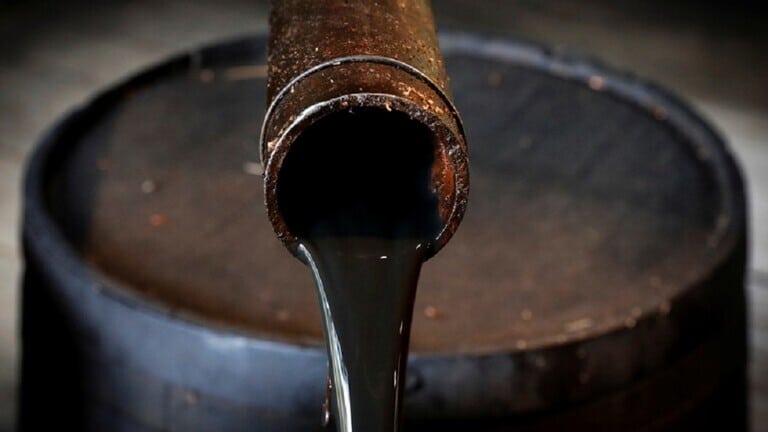 أسعار النفط تتراجع عن أعلى مستوى في 7 سنوات