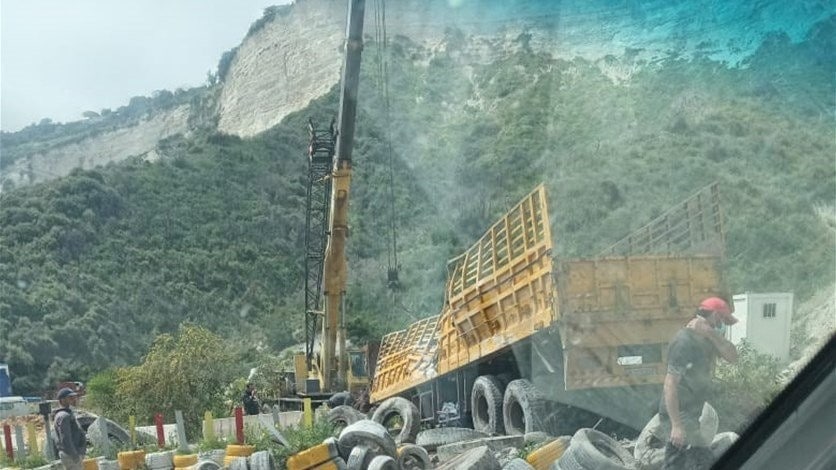 انقلاب شاحنة على اوتوستراد جونية باتجاه بيروت والعمل جار على رفعها