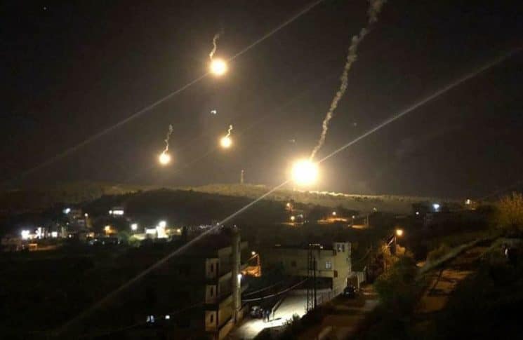 قوات العدو قصفت أطراف مجدل زون وألقت قنابل مضيئة في قرى القطاعين الغربي والأوسط