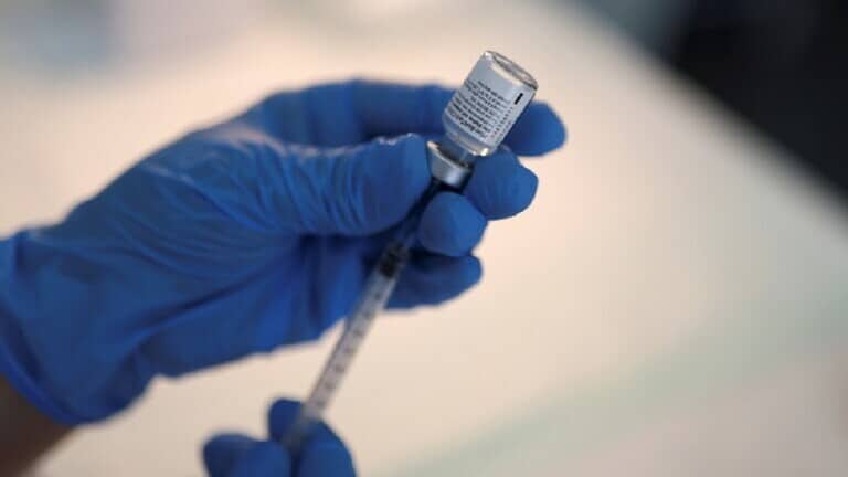 “فايزر” و”بيونتيك” تطلبان تمديد الاستخدام الطارئ للقاحهما للمراهقين